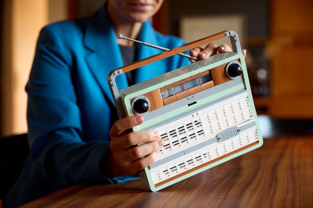 LEGO’s Retro Radio Is Operational and Fits Your&nbsp;Phone