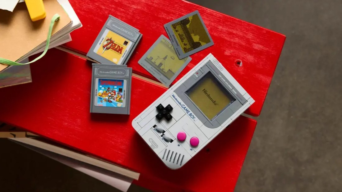 LEGO set recreating the original Nintendo Game Boy at full scale